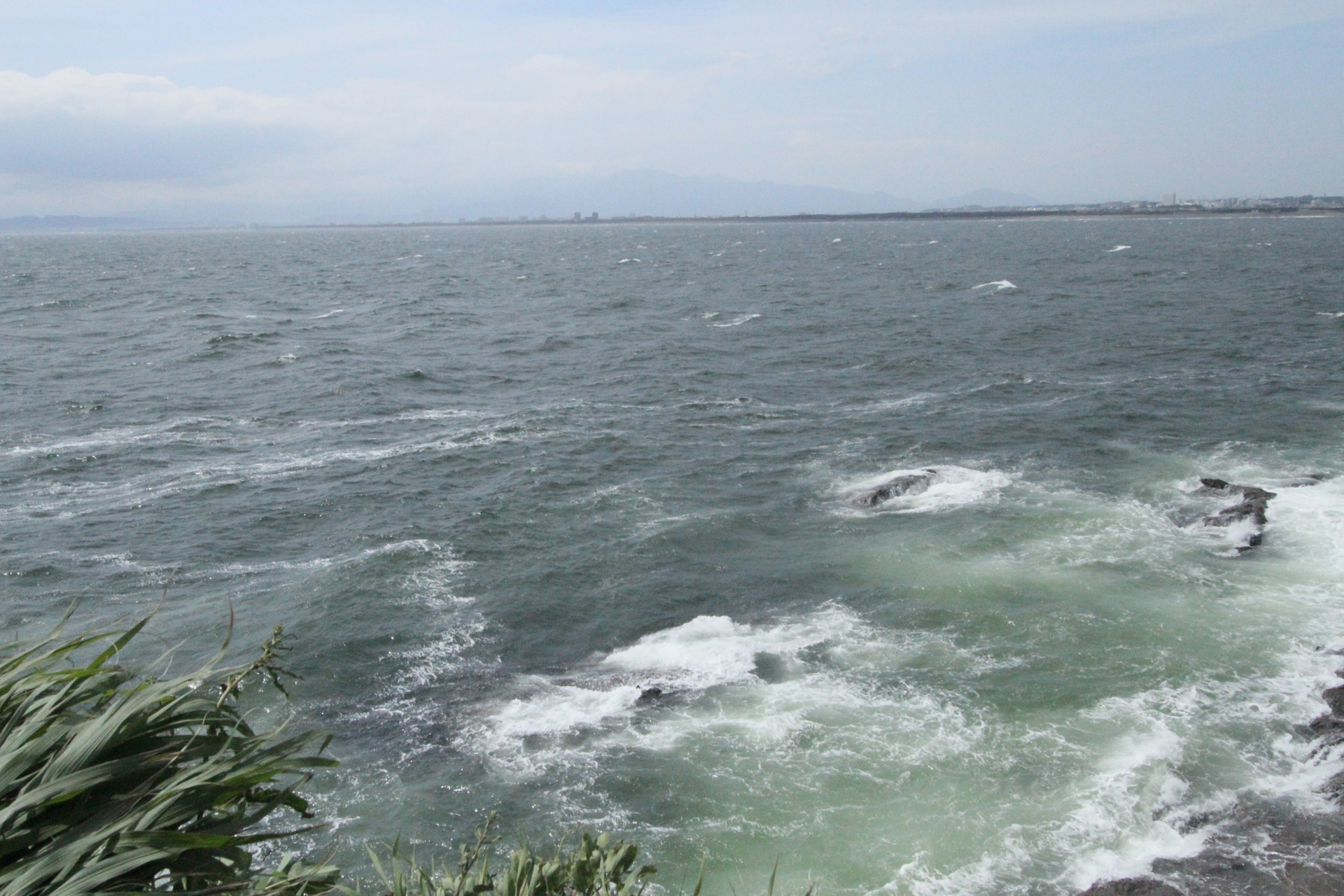 江の島の白波の海