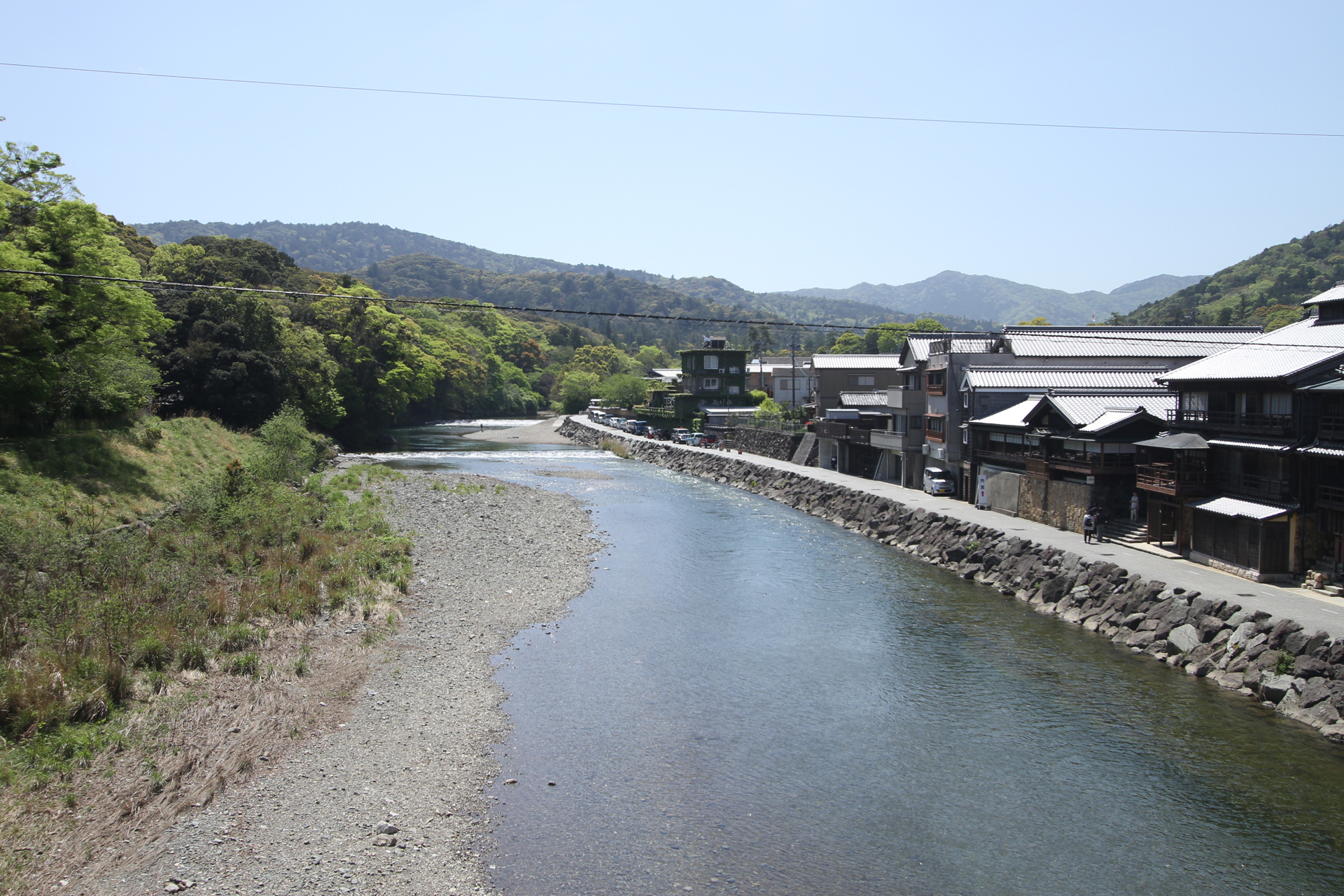 おかげ横丁から見た五十鈴川-1