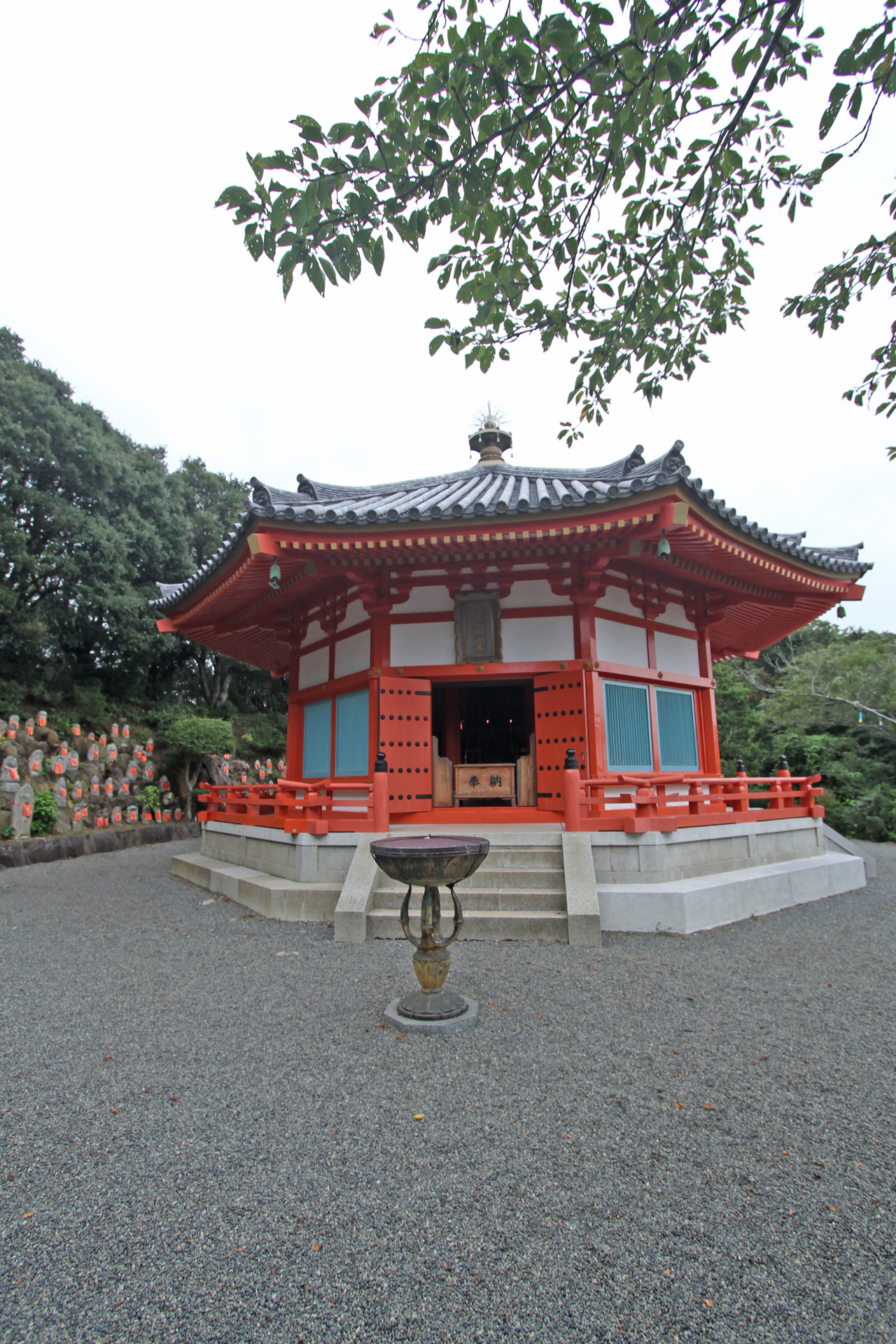 寝姿山の愛染明王堂