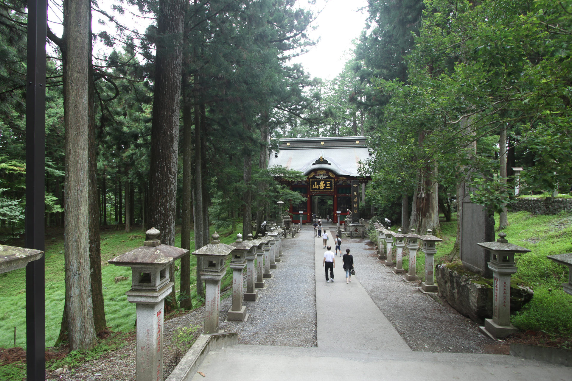 三峰神社参道