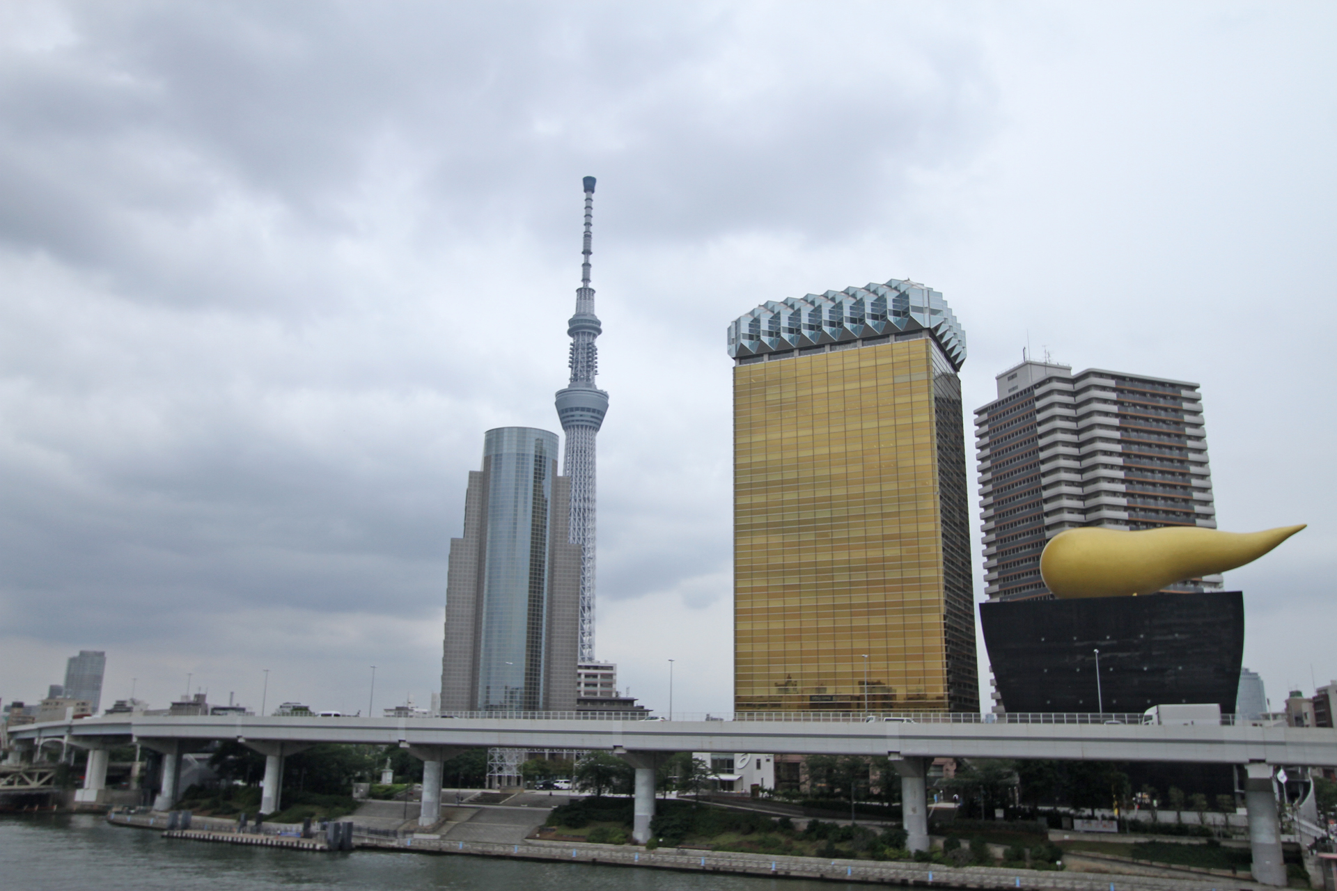 浅草水上バス乗り場からみたスカイツリー